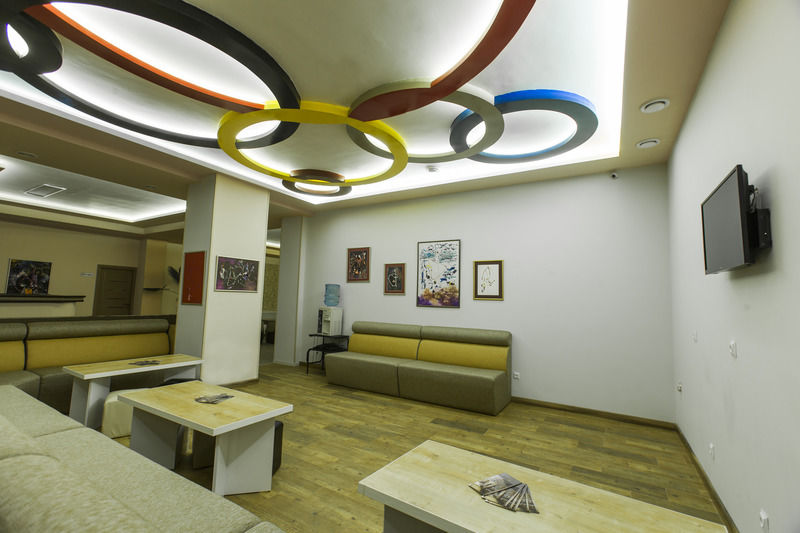 Holiday Hotel & Hostel Ереван Екстериор снимка