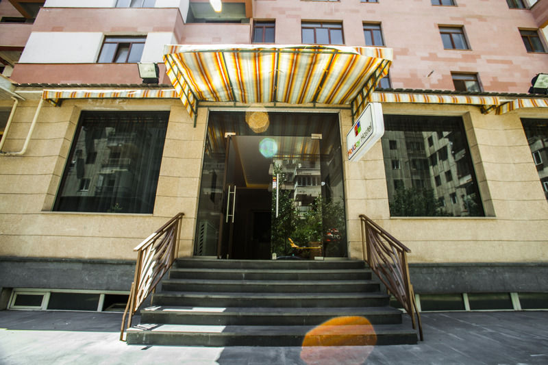 Holiday Hotel & Hostel Ереван Екстериор снимка