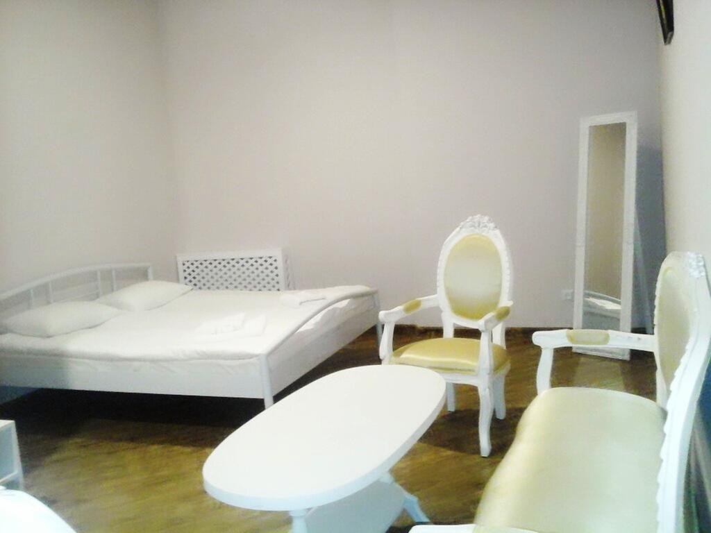 Holiday Hotel & Hostel Ереван Екстериор снимка
