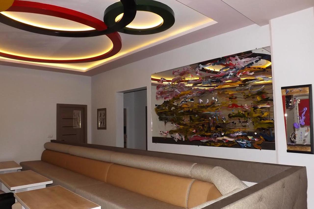 Holiday Hotel & Hostel Ереван Екстериор снимка