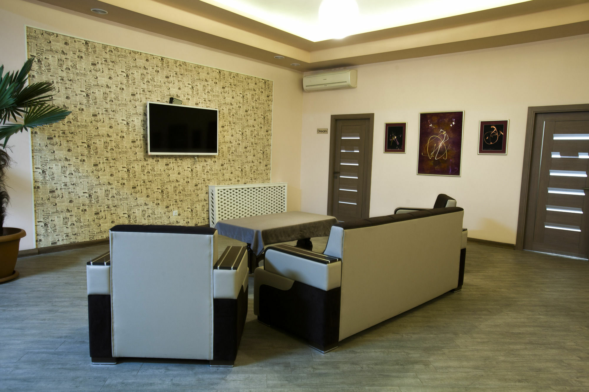 Holiday Hotel & Hostel Ереван Екстериор снимка