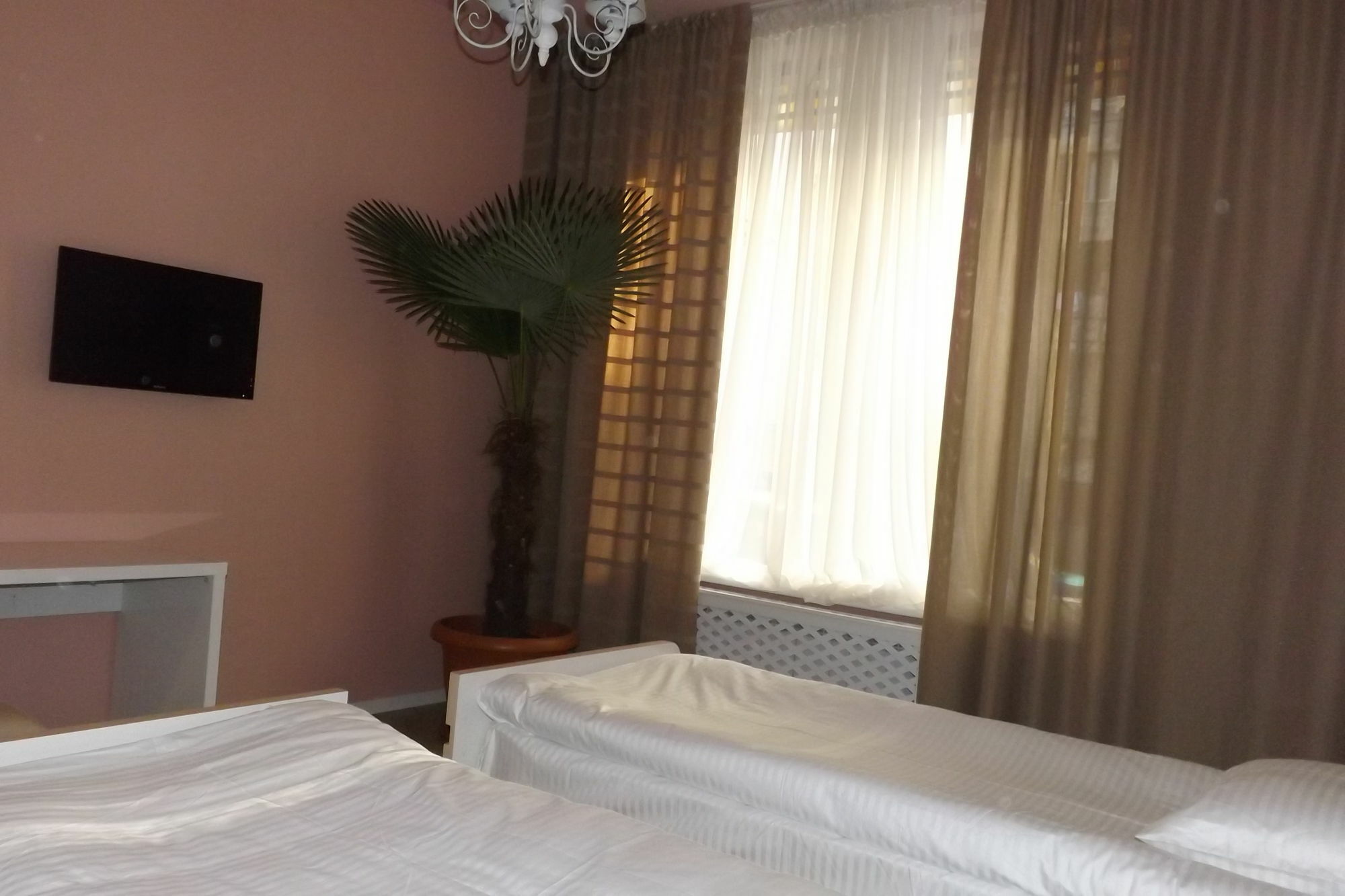 Holiday Hotel & Hostel Ереван Екстериор снимка