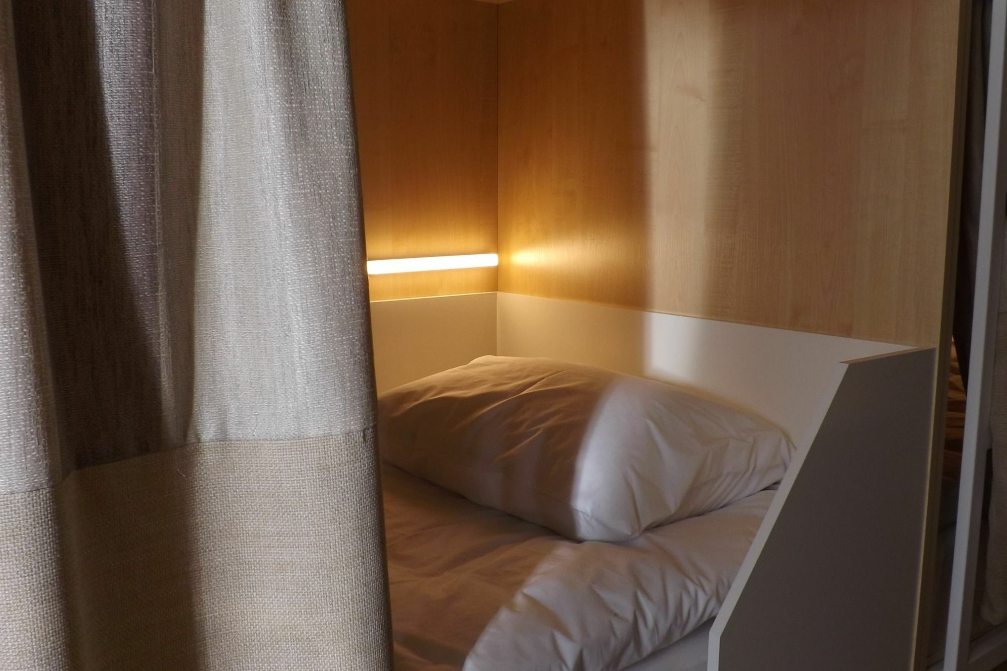 Holiday Hotel & Hostel Ереван Екстериор снимка
