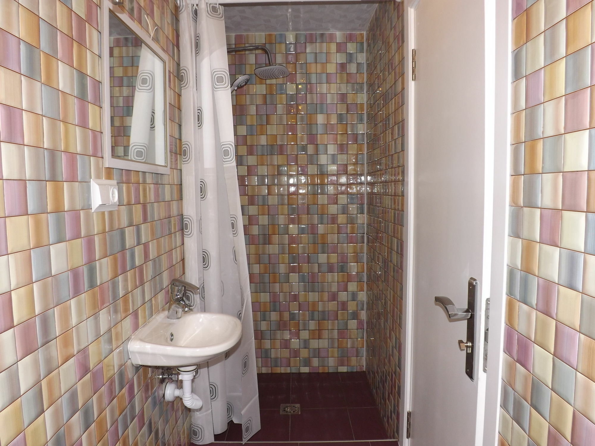 Holiday Hotel & Hostel Ереван Екстериор снимка