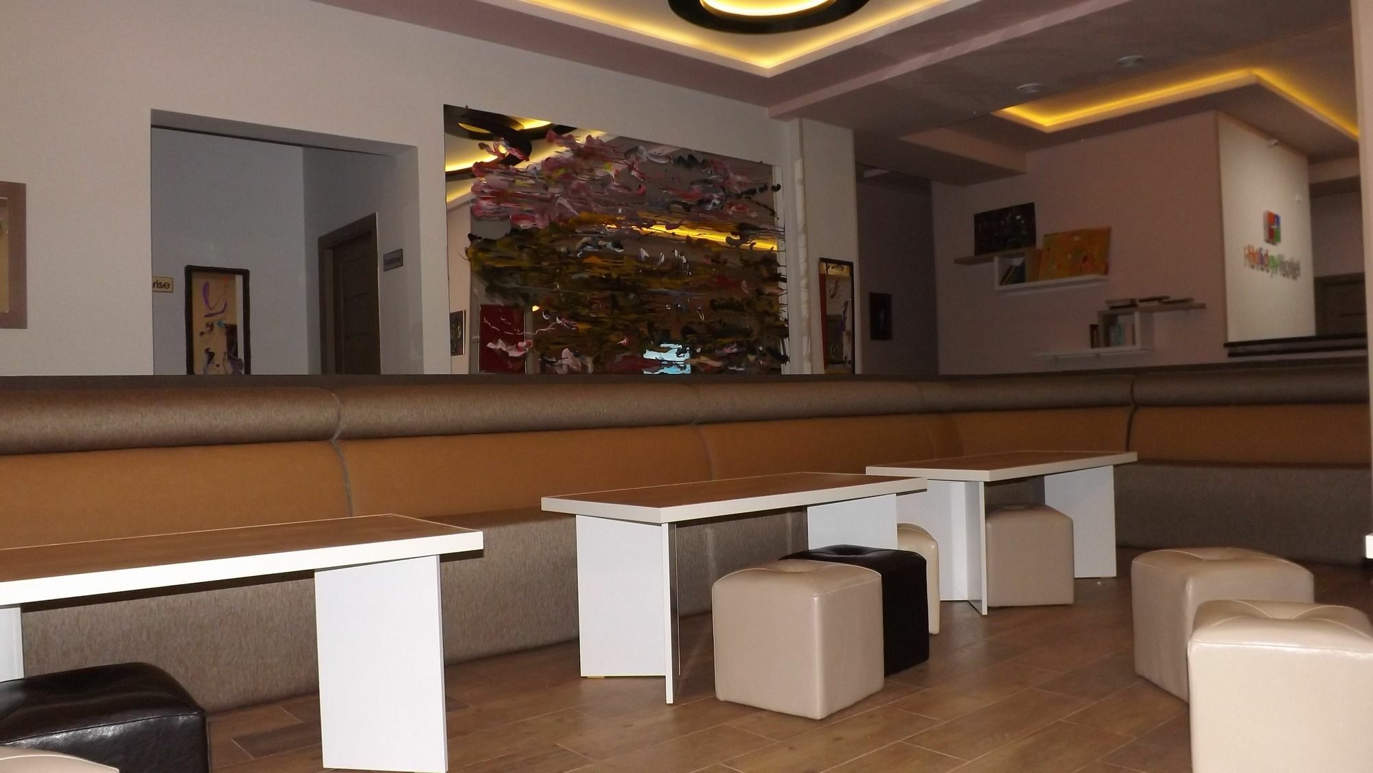 Holiday Hotel & Hostel Ереван Екстериор снимка